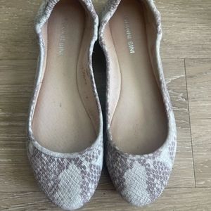Gianni Bini Shoes Gianni Bini Cream & Tan Snake Skin Leather Flats Size 5.5